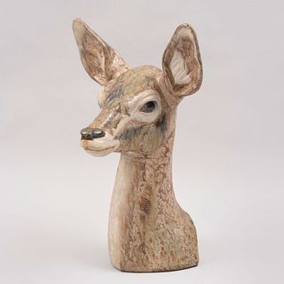 Busto de ciervo. España. Ca 1970 Elaborado en porcelana Lladró. Acabado mate.  46 x 29 x 25 cm