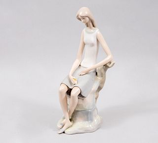 Mujer sentada España. Ca. 1970 Elaborada en porcelana Lladró. Acabado brillante.  31 x 13 x 14 cm