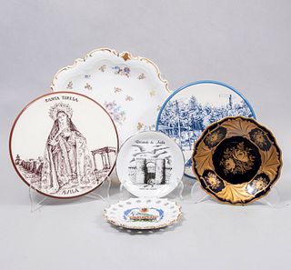 Lote de 8 piezas. Diferentes orígenes. Siglo XX. En porcelana, cerámica y talavera. Marca Platart, Derplat, Weimar y Beth.