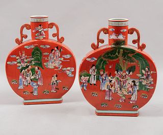 Par de jarrones. China, Ca. 1930. Elaboradas en porcelana acabado brillante color naranja. Decoradas con escenas cortesanas.Pz: 2