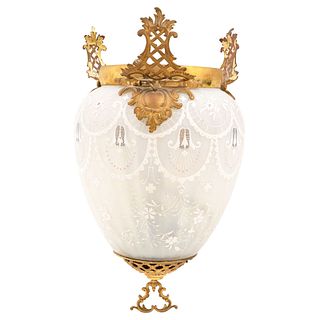 FAROLA FRANCIA, CA. 1900 Elaborada en vidrio esmerilado, decorado a mano con motivos florales, aplicaciones de latón dorado 40 cm