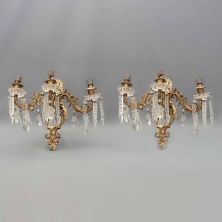 Par de arbotantes. Siglo XX. Estructura de metal dorado y cristal. Para 3 luces c/u. Con brazos en "S" y arandelas florales.
