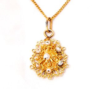 Collar y pendiente con perlas de río en oro amarillo de 8k. Peso: 6.7 g.