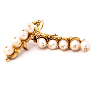 Par de aretes con perlas en oro amarillo de 8k. 10 perlas cultivadas color crema de 4 mm.  6.7 g.