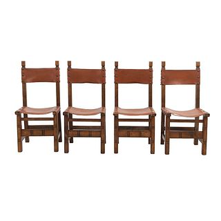 Lote de 4 sillas. Francia. Siglo XX. En talla de madera de roble. Con respaldos semiabiertos y asientos tipo piel color marrón.