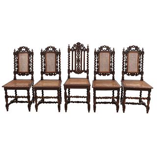 Lote de 5 sillas. Francia. Siglo XX. En talla de madera de roble. Con respaldos semiabiertos, asientos en bejuco.