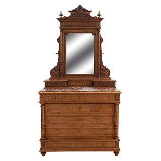 Tocador. Francia. Siglo XX. En talla de madera de nogal. A 2 cuerpos. Con espejo de luna rectangular biselada.