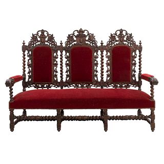 Sofá de 3 plazas. Francia. Siglo XX. En talla de madera de roble. Con respaldo semiabierto y asiento en tapicería color carmín.