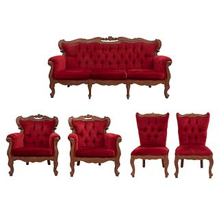 Sala. Francia. Siglo XX. Estilo Luis XV. Elaborada en madera de roble. Consta de: sofá, par de sillones y par de sillas.