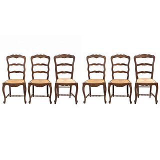 Lote de 6 sillas. Francia. Siglo XX. Estilo Luis XV. En talla de madera de roble. Con respaldos escalonados.