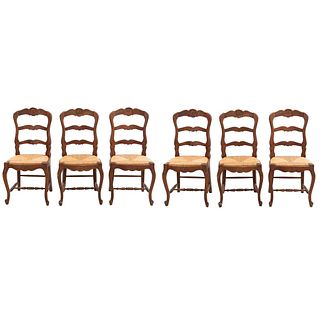 Lote de 6 sillas. Francia. Siglo XX. Estilo Luis XV. En talla de madera de roble. Con respaldos escalonados.