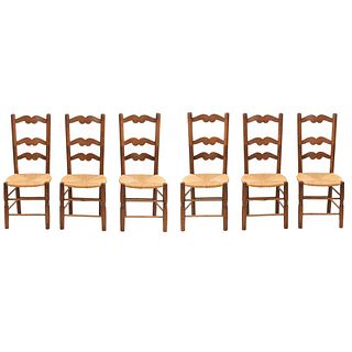 Lote de 6 sillas. Francia. Siglo XX. En talla de madera de roble. Con respaldos escalonados, asientos de palma tejida.