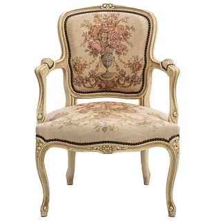 Sillón. Francia. Siglo XX. Estilo Luis XV. Estructura de madera de nogal. Con respaldo cerrado y asiento en tapicería floral.