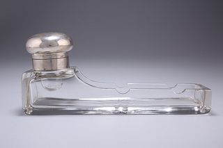A GEORGE V SILVER MOUNTED CUT GLASS INKWELL AND PEN STAND, 