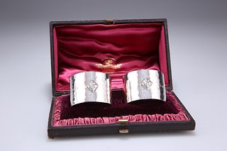 A PAIR OF GEORGE V SILVER NAPKIN RINGS, by Albert Edward Jo