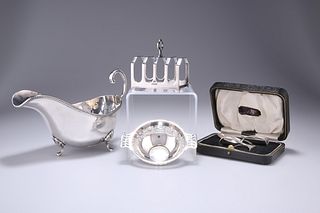 A CASED GEORGE V SILVER PUSHER AND SPOON SET, by Cooper Bro
