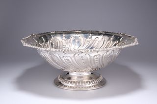 A GEORGE III SILVER BOWL, by William Holmes, London 1770, t