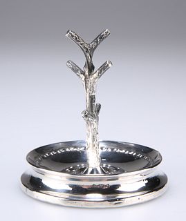 AN EDWARDIAN WEIGHTED SILVER RING TREE, Chester 1903, a nat
