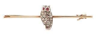AN EARLY 20TH CENTURY OWL BAR BROOCH, modelled with cabocho