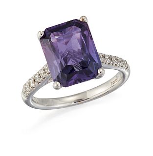AN 18CT WHITE GOLD PURPLE SAPPHIRE AND DIAMOND RING, an oct