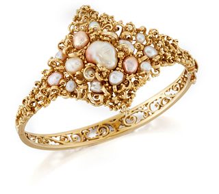 A 14CT GOLD AND CULTURED PEARL BANGLE, fifteen baroque pear