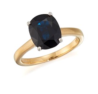 AN 18CT GOLD SAPPHIRE RING, an oval-cut sapphire in a claw 