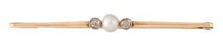 AN EARLY 20TH CENTURY PEARL AND DIAMOND BAR BROOCH, a pearl