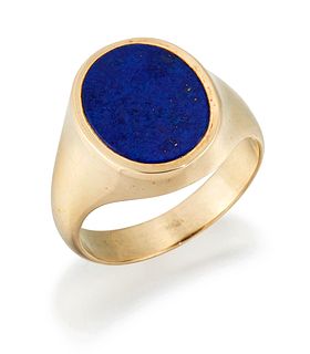 A LAPIS LAZULI SIGNET RING, an oval lapis lazuli in a rub-o
