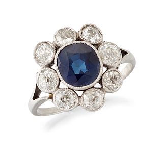 AN EARLY 20TH CENTURY SAPPHIRE AND DIAMOND CLUSTER RING, an