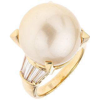 RING WITH PEARL AND DIAMONDS IN 18K YELLOW GOLD Weight: 12.8 g. Size: 5 