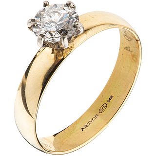SOLITAIRE RING WITH DIAMOND IN 14K YELLOW GOLD Engraved. Weight: 5.2 g. Size: 14 1 Brilliant cut diamond ~ 1.38