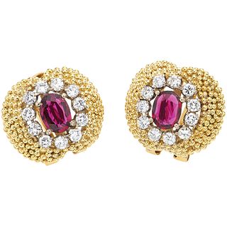 PAIR OF RUBY AND DIAMOND EARRINGS IN 14K YELLOW GOLD AND PALLADIUM SILVER Post earrings. Weight: 10.8 g.