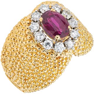 RING WITH RUBY AND DIAMONDS IN 18K YELLOW AND WHITE GOLD Weight: 13.1 g. Size: 6 ½ 1 Faceted cut oval ruby ~ 0 ....