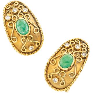 PAIR OF EARRINGS WITH EMERALDS AND DIAMONDS IN 18K YELLOW GOLD One broken post and pressure clasp. Weight: 21.6 g.