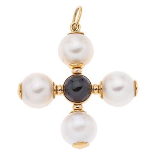 18K YELLOW GOLD PENDANT WITH CULTIVATED PEARLS AND GARNET. Articulated chain. Weight: 9.6 g. Size: 1.3 x 1.4" (3.5 x 3.8 cm)