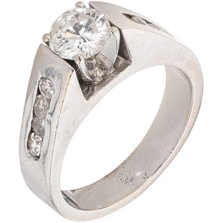 RING WITH DIAMONDS IN 10K WHITE GOLD Weight: 8.8 g. Size: 7¼ 1 Brilliant cut diamond ~ 0.85 ct (chipped on the girdle)