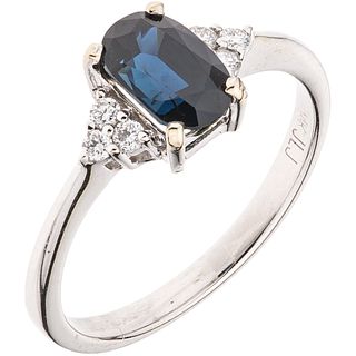 RING WITH SAPPHIRE AND DIAMONDS IN 14K WHITE GOLD Weight: 2.7 g. Size: 7 ¼ 1 Faceted oval cut sapphire ~ 0.90 ct 