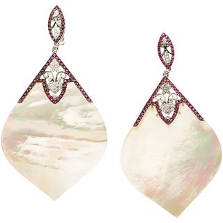 PAIR OF EARRINGS WITH MOTHER OF PEARL, RUBIES, DIAMONDS AND RESIN IN 18K WHITE GOLD