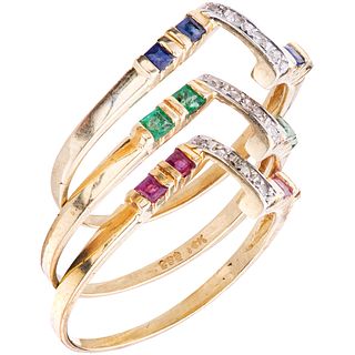 THREE RINGS WITH SAPPHIRES, EMERALDS, RUBIES AND DIAMONDS IN 14K YELLOW GOLD Sizes: 7¼ and 7 Total weight: 4.0 g 