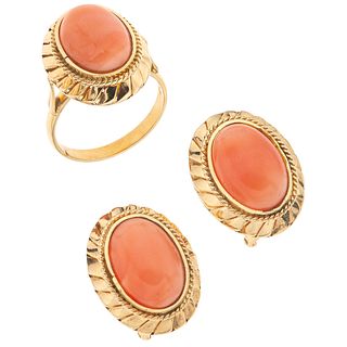 SET OF RING AND PAIR OF EARRINGS WITH CORAL IN 14K YELLOW GOLD Ring size: 7 ¾