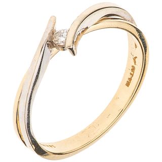 SOLITAIRE RING WITH DIAMOND IN 14K YELLOW GOLD Weight: 2.4 g. Size: 6 ¾ 1 Brilliant cut diamond ~ 0.04 ct
