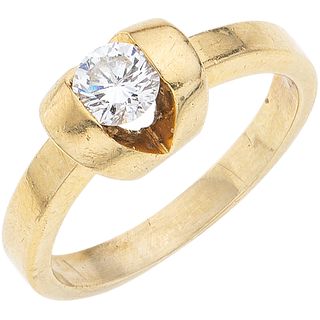 SOLITAIRE RING WITH DIAMOND IN 14K YELLOW GOLD Weight: 4.5 g. Size: 6 ½ 1 Brilliant cut diamond ~ 0.35 ct