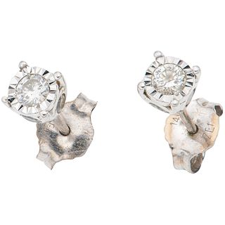 PAIR OF STUDS WITH DIAMONDS IN 14K WHITE GOLD Weight: 1.1 g. Size: 0.15 x 0.15" (0.4 x 0.4 cm)