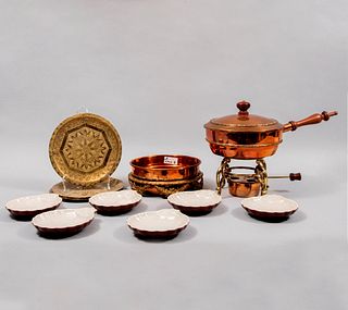 Lote de 11 piezas. Diferentes orígenes y materiales. Siglo XX. Consta de: 3 platos decorativos y servicio para fondue.