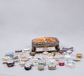 Lote de 35 piezas. Diferentes orígenes y diseños. SXX. En porcelana, algunos Limoges. Consta de: alhajero, 32 cajas miniatura, otros.
