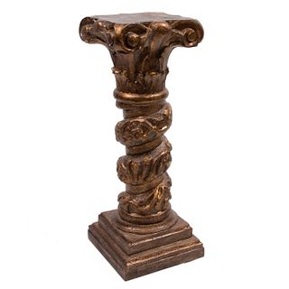 Pedestal. Siglo XX. Diseño a manera de columna. Estilo salomónico. Elaborado en madera estucada y dorada. 66.5 x 25 x 25 cm