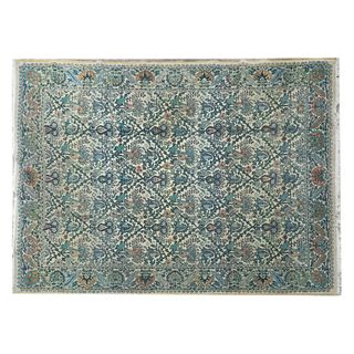 Tapete. Siglo XX. Estilo turcomano. Elaborado en fibras de lana y algodón. Decorado con motivos geométricos y florales.