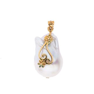 Pendiente con perla en plata .925 dorada. 1 perla  cultivada color crema. Peso: 11.4 g.