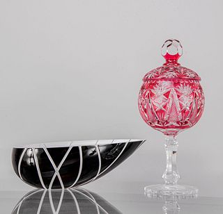 Centro de mesa y bombonera. Alemania. SXX Diferentes diseños. Elaboradas en cristal de Bohemia color rojo y Nachtmann blanco con negro.