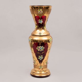 Florero. Italia, siglo XX. Elaborado en cristal de murano color rojo con detalles en esmalte dorado. 55.5 cm de altura